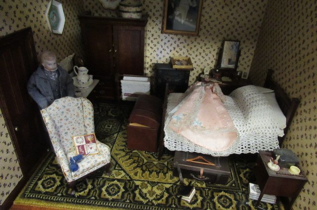A large Georgian style doll's house and contents Image