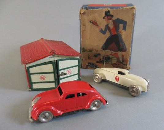 Lehmann Gnom toys tinplate printed garage with Gnom toys Nr807 car and Gnom toys Nr810 race car Image