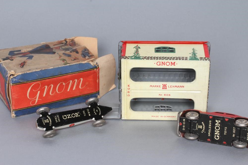 Lehmann Gnom toys tinplate printed garage with Gnom toys Nr807 car and Gnom toys Nr810 race car Image