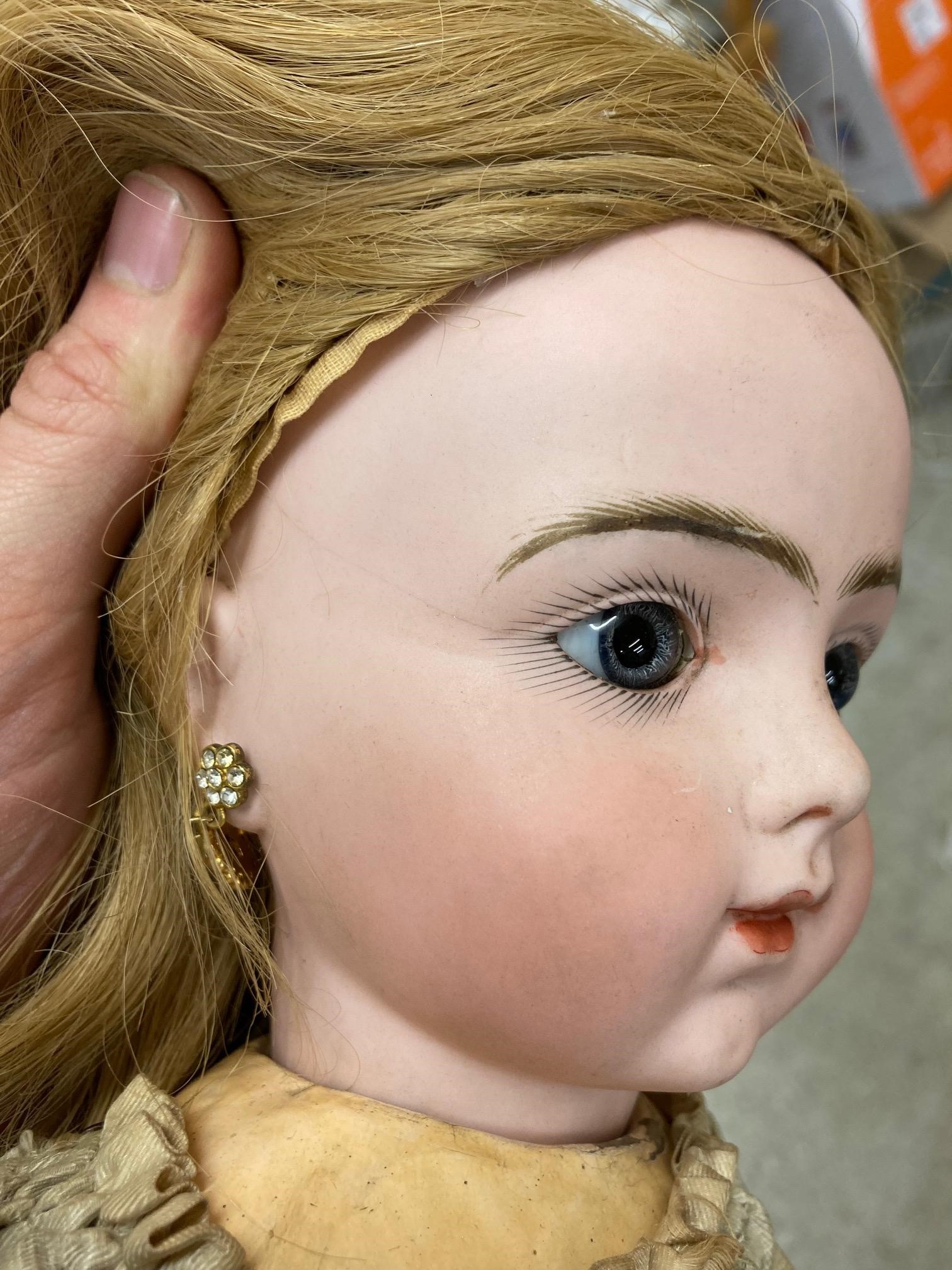 A rare Bru Jne. & Cie bisque socket head doll Image