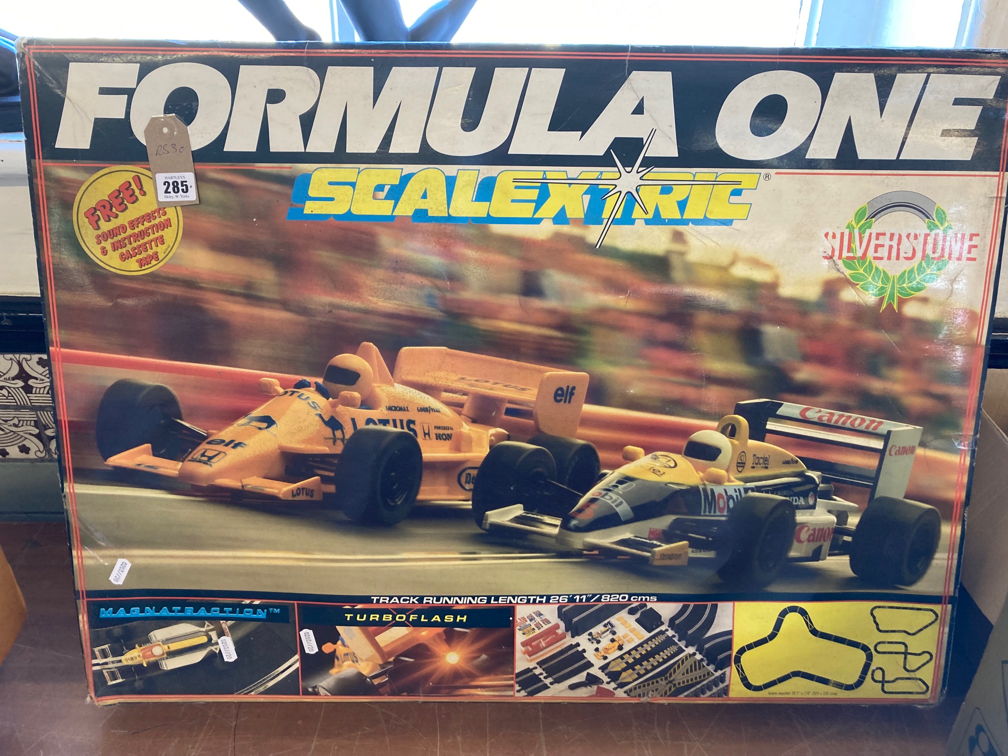 Scalextric F1 racing car set Image