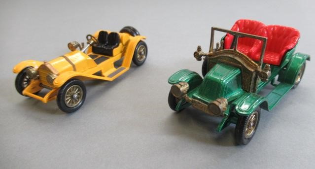 Fourteen Corgi Fina Cameo Collection Classic vehicles including Morris vans Image