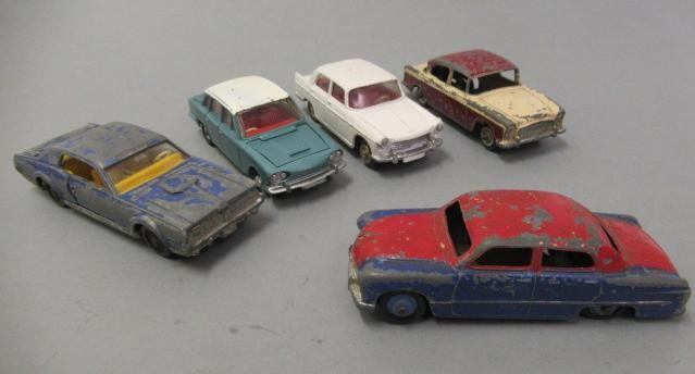Twenty six unboxed Dinky vehicles including British and American saloon cars Image