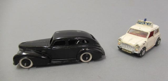 Twenty six unboxed Dinky vehicles including British and American saloon cars Image