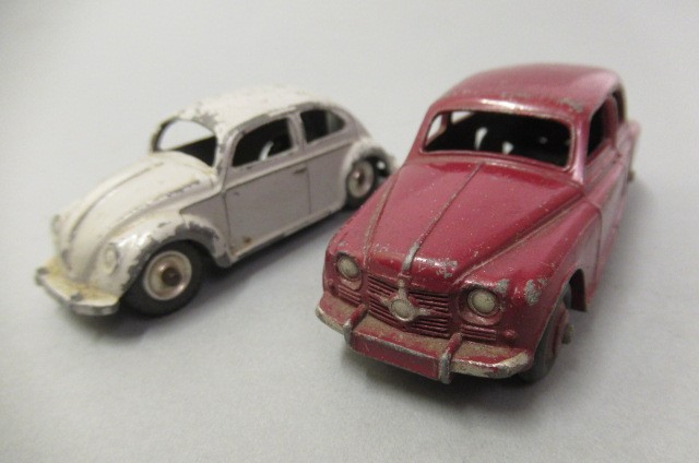 Twenty six unboxed Dinky vehicles including British and American saloon cars Image