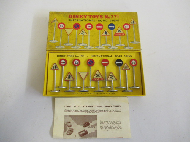 Dinky 771 International Road Signs Image