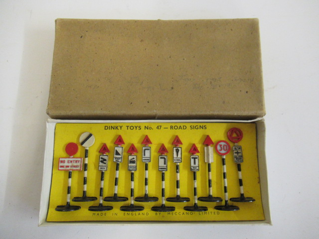 Dinky No 47 Road Signs Set in brown card box Image