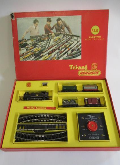 Triang R3.5 Train Set with B.R. 0-6-0 tank Image