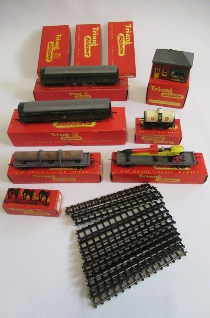 Triang R157 Diesel Rail Car and R158 Trailer Image