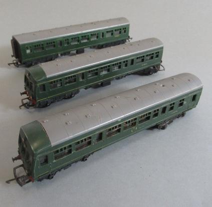 Triang R157 Diesel Railcar with centre coach and trailer Image