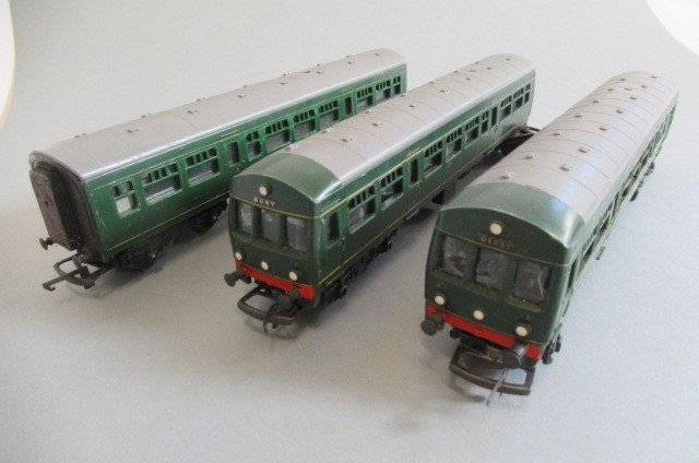 Triang R157 Diesel Railcar with centre coach and trailer Image