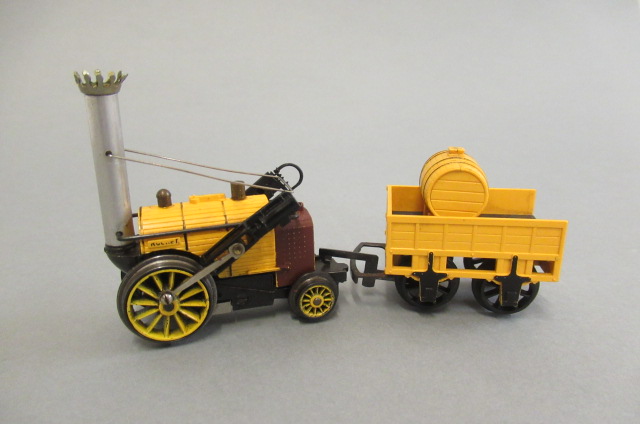 Triang Railway Stephenson's Rocket with smoke and crew figures Image