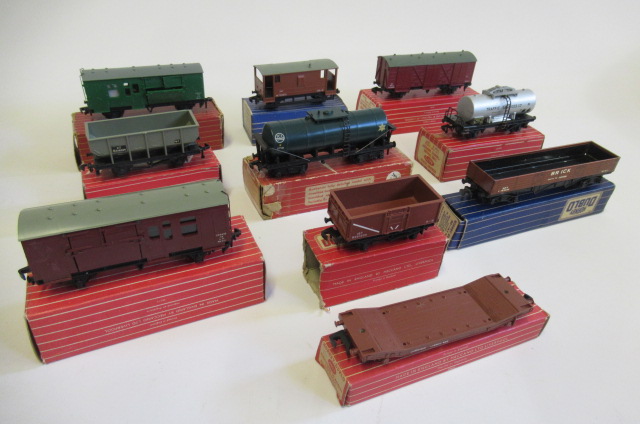 Hornby Dublo Super Detail wagons comprising 4316 S.R. Horsebox with Horse Image