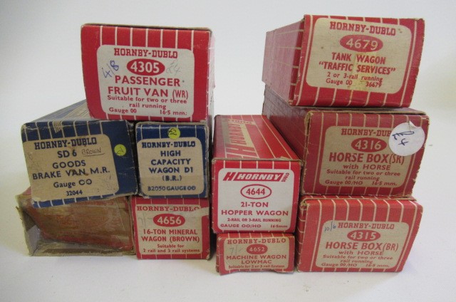 Hornby Dublo Super Detail wagons comprising 4316 S.R. Horsebox with Horse Image