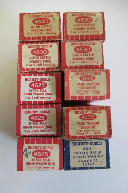 Hornby Dublo Super Detail wagons comprising two 4675 Chlorine tank wagons Image