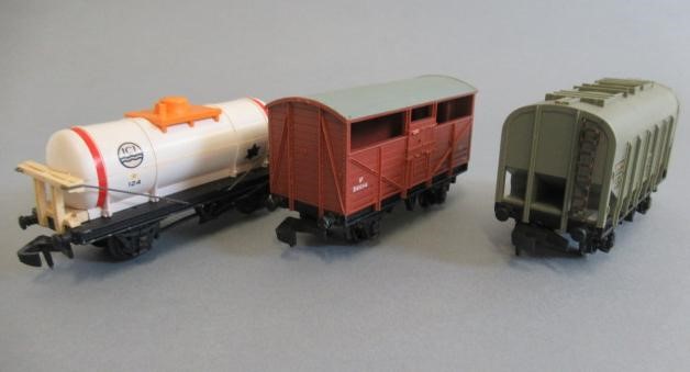 Hornby Dublo Super Detail wagons comprising two 4675 Chlorine tank wagons Image