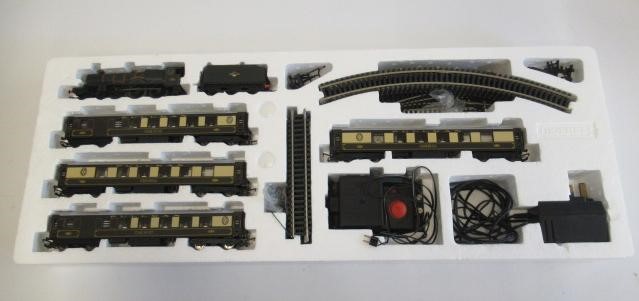 Hornby China G.W.R. Pullman Train Set with Cadbury Castle Class and four Pullman coaches Image