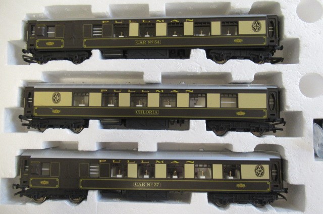 Hornby China G.W.R. Pullman Train Set with Cadbury Castle Class and four Pullman coaches Image