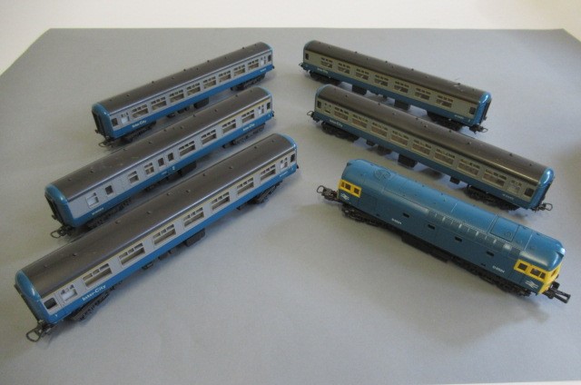 Lima HO Gauge B.R. Class 33 Diesel and five B.R. coaches Image
