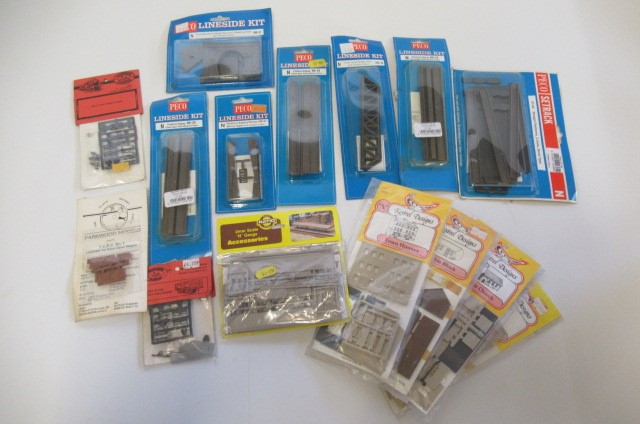 N Gauge trackside accessories and track including building kits Image
