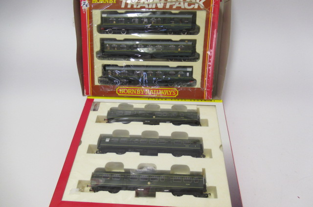 Hornby train pack with B.R. 3-car Class 110 diesel and Hornby train pack with 3-car B.R. Class 101 Image