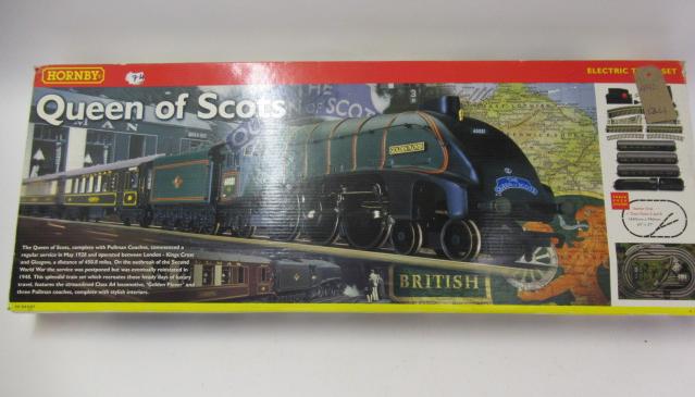 Hornby Queen of Scots Train Set with B.R. A4 locomotive and Pullman coaches Image