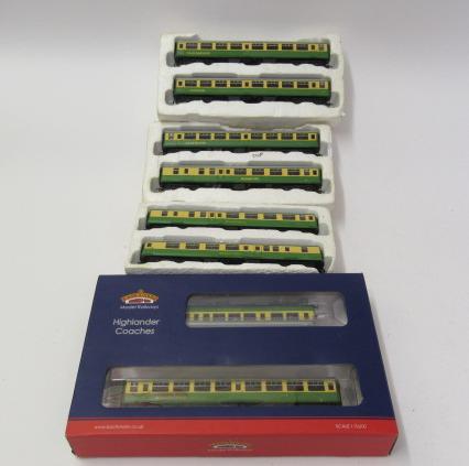 Bachmann Highlander 39-005 Coach pack and six Bachmann Highlander coaches Image