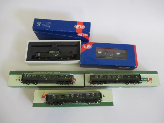 Hornby Class 110 D.M.U. in B.R. green with centre coach Image