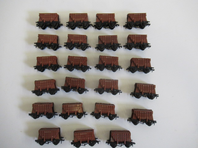 Twenty three Presflo wagons by Hornby Dublo (one item overpainted) Image