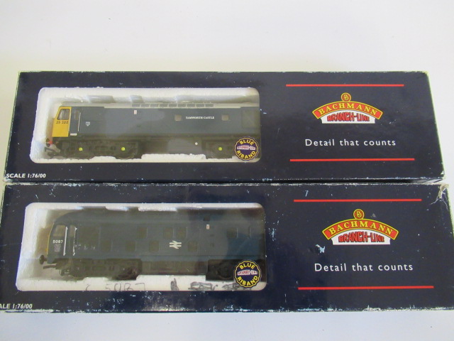 Bachmann Class 25-322 Tamworth Castle in B.R. blue and Class 24-5087 in B.R. blue Image