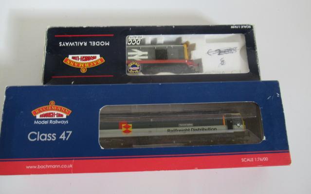 Bachmann Class 20-090 in grey and Class 47-365 Diamond Jubilee in Railfreight grey Image