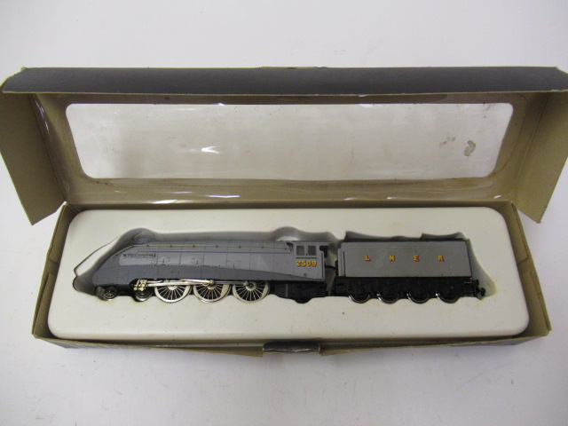 Trix Trains L.N.E.R. A4 Silver Link Image