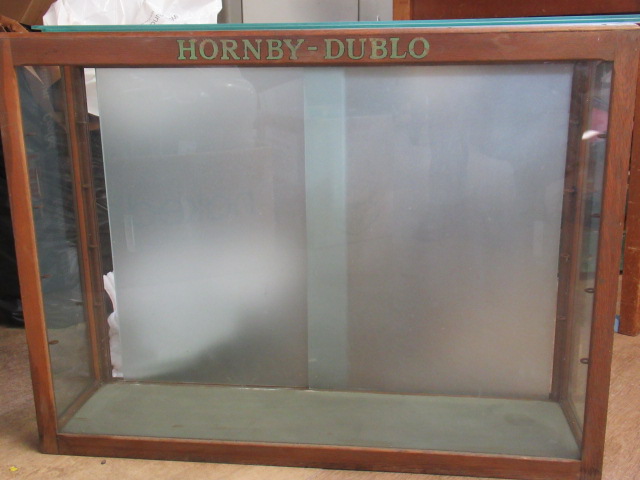Hornby Dublo Shop Display cabinet Image