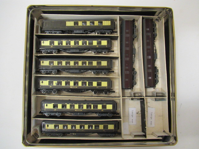 Eight N gauge coaches comprising six Pullman cars and two B.R. full brakes Image