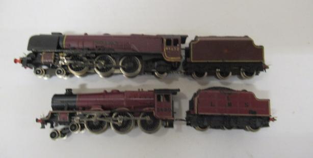 Grafar Duchess in B.R. red and Minitrix Jubilee in B.R. red Image