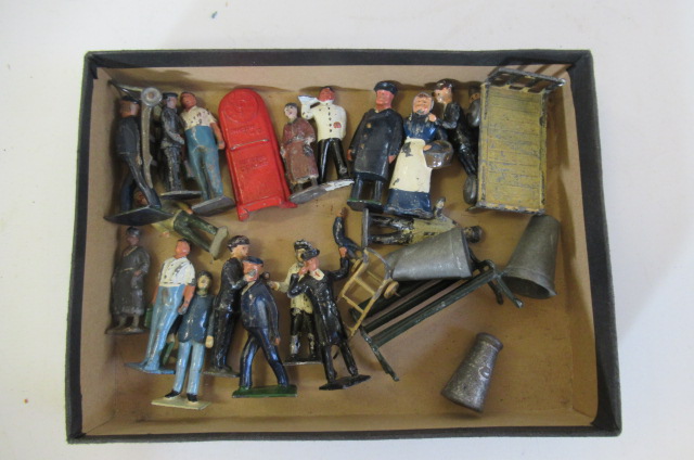 Gauge 1 station figures and accessories Image