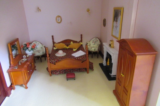 A large Georgian style dolls house Image