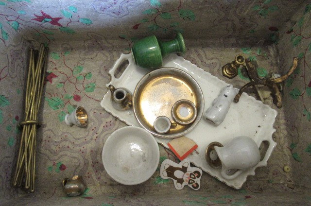 A small collection of dolls house furniture and interior pieces Image