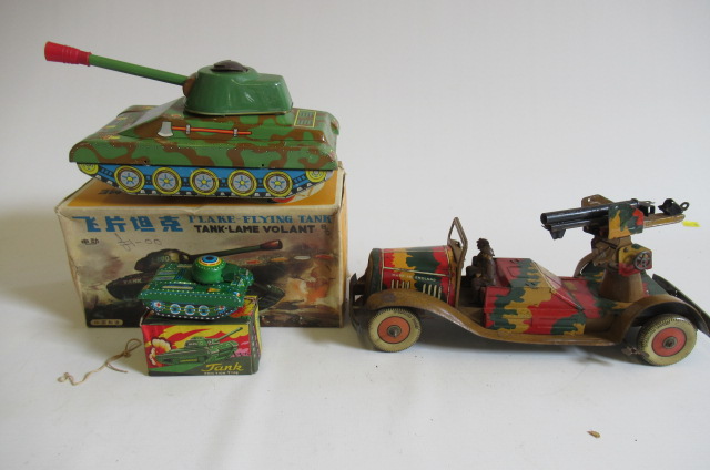 Battery powered tinplate tank with Gyro Action Image