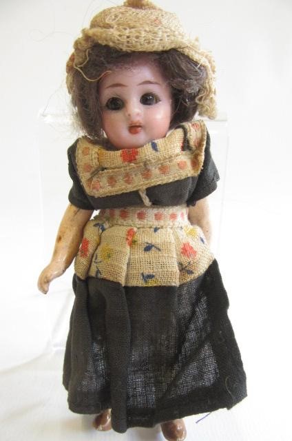 A Kammer & Reinhardt bisque socket head doll Image