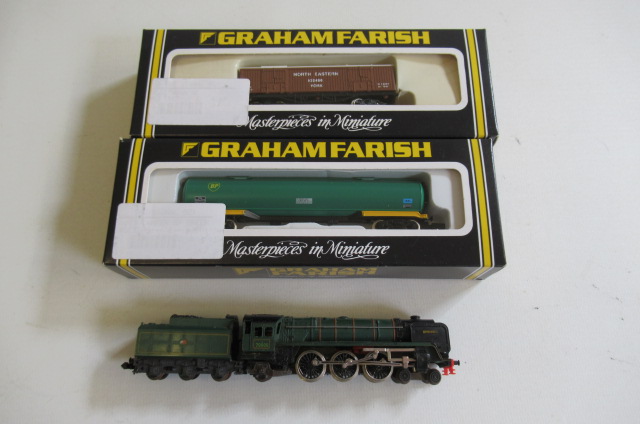 Trix N gauge B.R. Britannia Class locomotive and two boxed Farish wagons Image