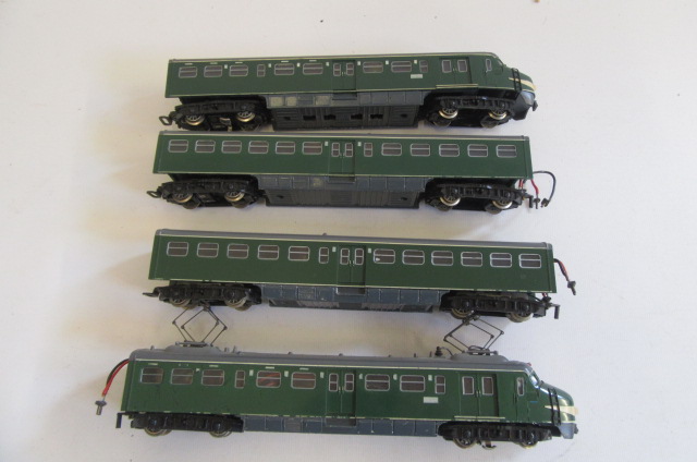 An HO four car German Railways Electric Passenger Set finished in green Image