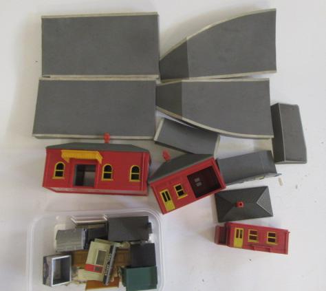 Triang station buildings and platforms and a small quantity of trackside accessories Image