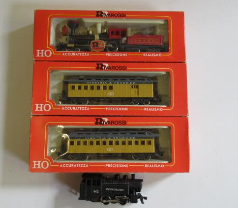 Rivarossi American 4-4-0 V&TRR locomotive and two coaches Image