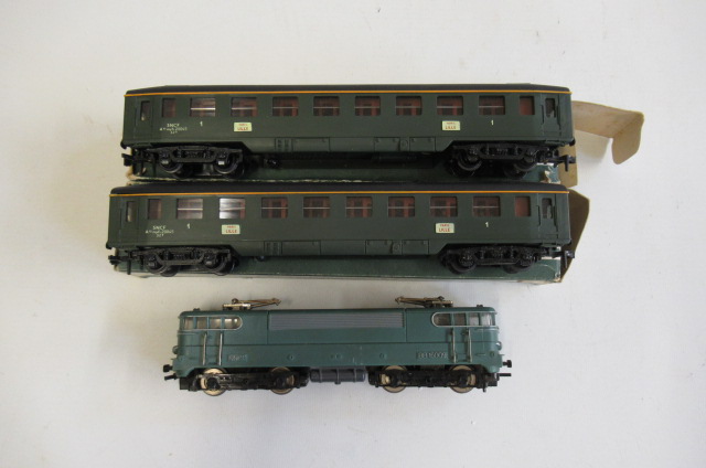 Hornby AHCO SNCF BB1600 Class and two SNCF coaches Image