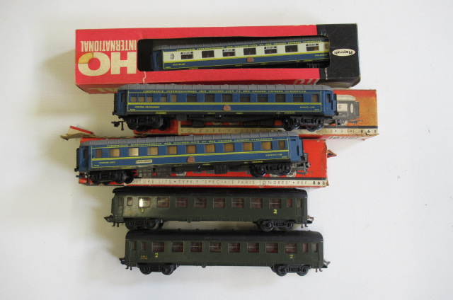 Playcraft H.O. Scale S.N.C.F. coaches comprising three C.I.W.L. Pullmans and two S.N.C.F. green Image