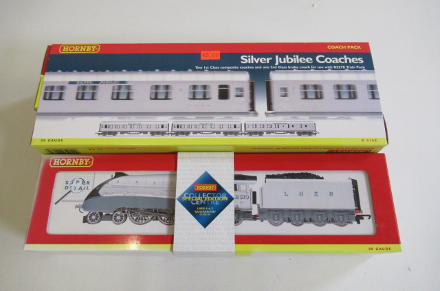 Hornby L.N.E.R. A4 Quick Silver with Silver Jubilee Coach Set Image