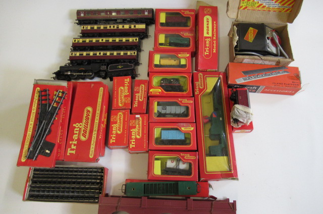 Triang Railways rolling stock and track comprising fifteen goods wagons Image