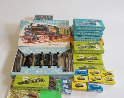 Marklin Train Set No 3100 with 0-6-0 tank locomotive and three 4-wheel passenger coaches Image