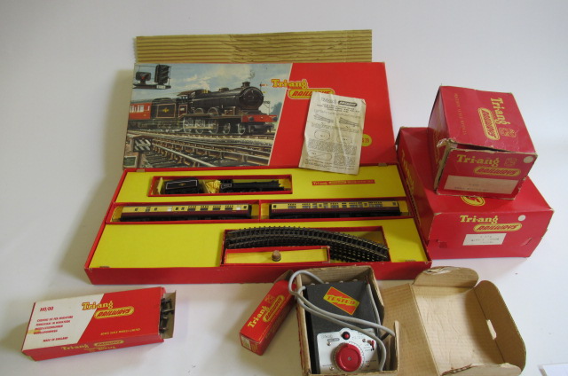 Triang Railways Train Set R529 with B1 B.R. locomotive and two coaches Image